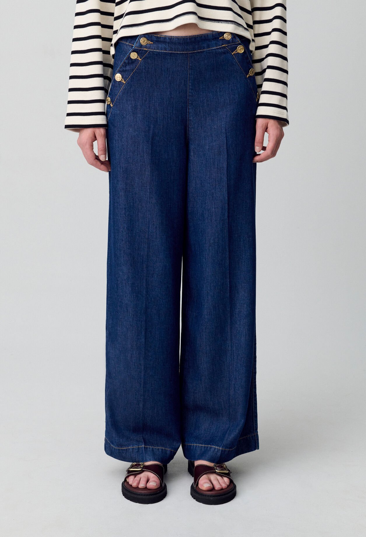 Pantalón vaquero ancho con botones