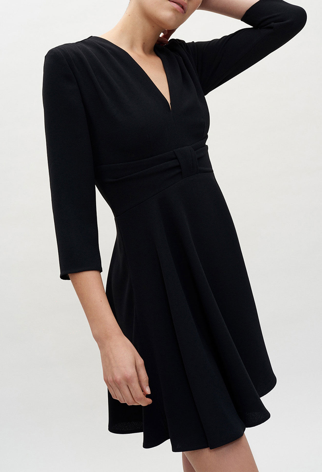 Vestido negro acampanado