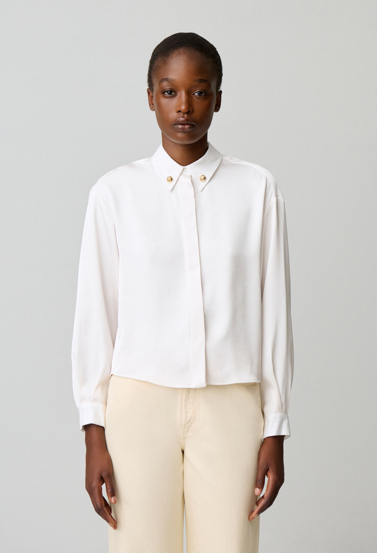 Camisa con detalles en el cuello