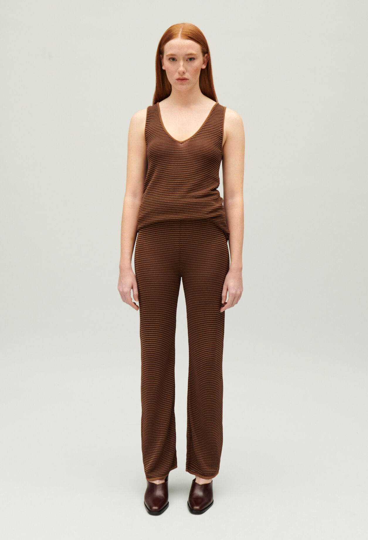 Camiseta de tirantes con rayas en marr&oacute;n