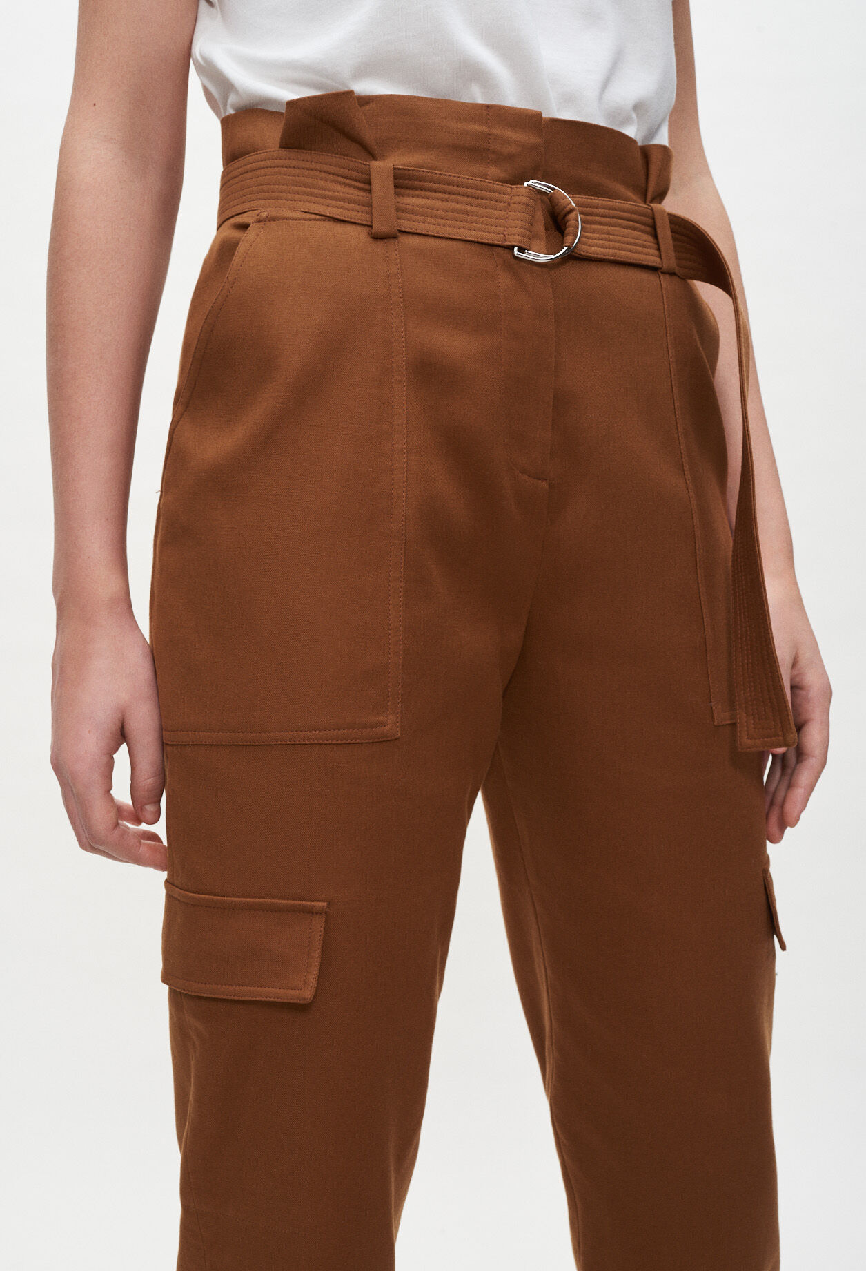 Pantalón recto con bolsillos