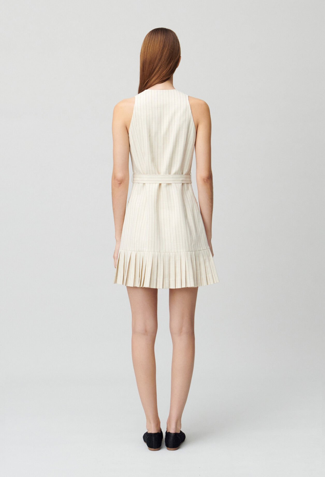 Vestido corto plisado entallado