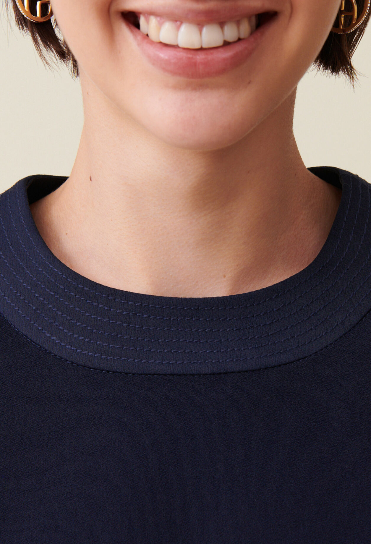 Blusa fluida cintur&oacute;n azul marino