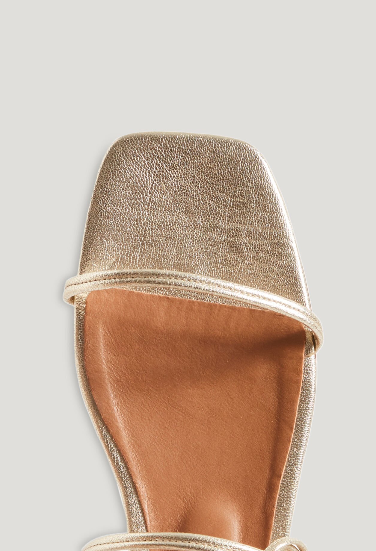 Sandalias planas con tiras