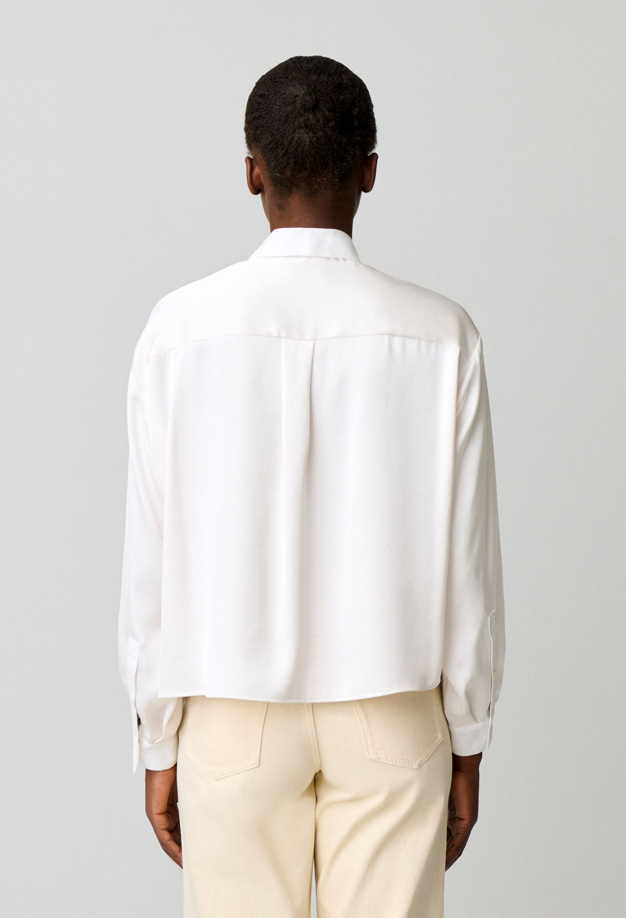 Camisa con detalles en el cuello