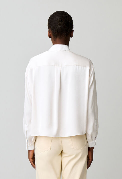 Camisa con detalles en el cuello