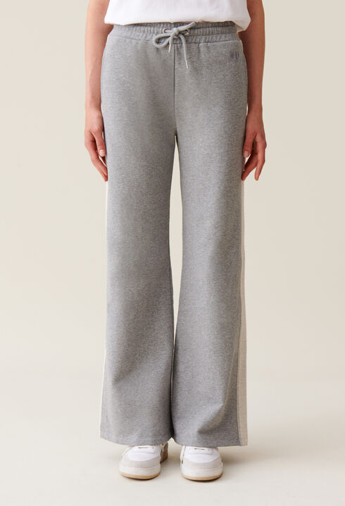 Pantalón gris contrastado y cómodo
