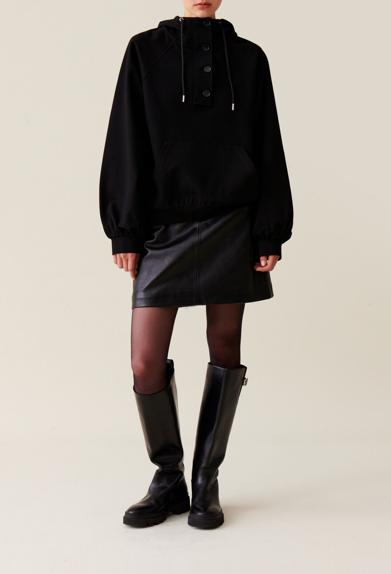 Sudadera con capucha negra oversize