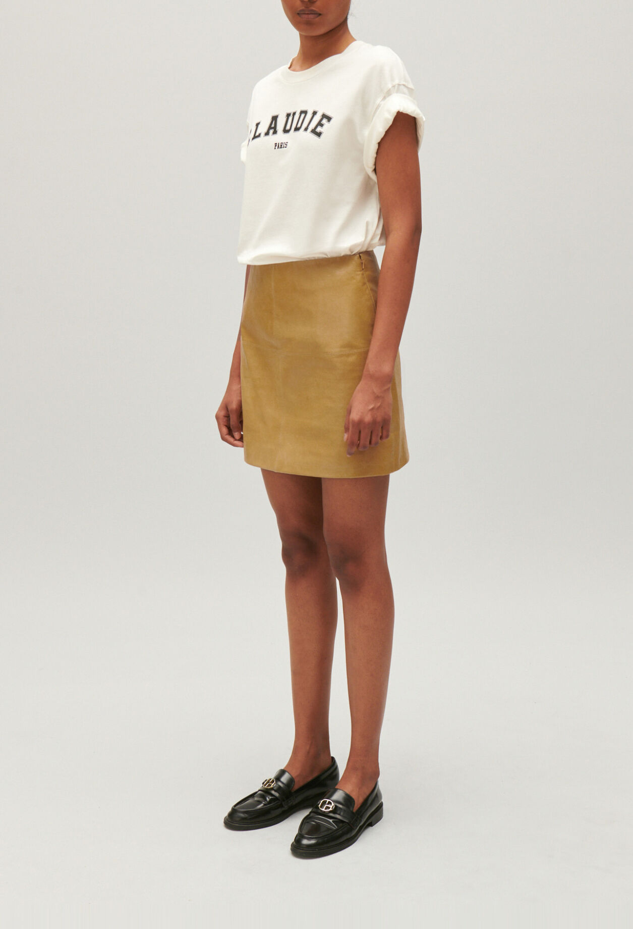 Falda corta de cuero amarillo ocre
