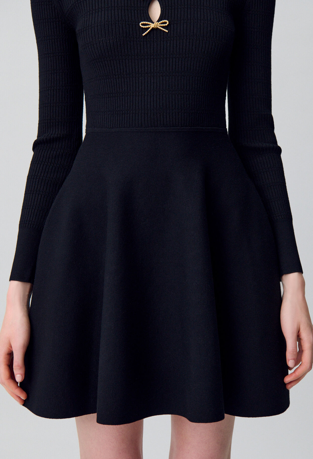 Vestido corto de punto con nudos