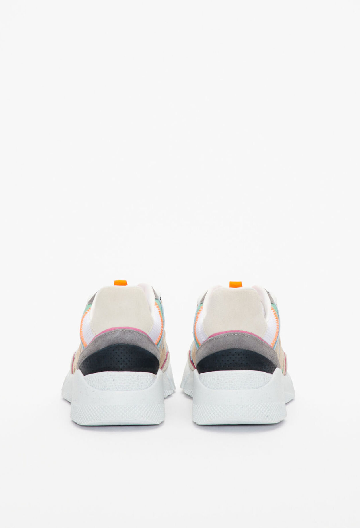 Sneakers gráficas de cuero