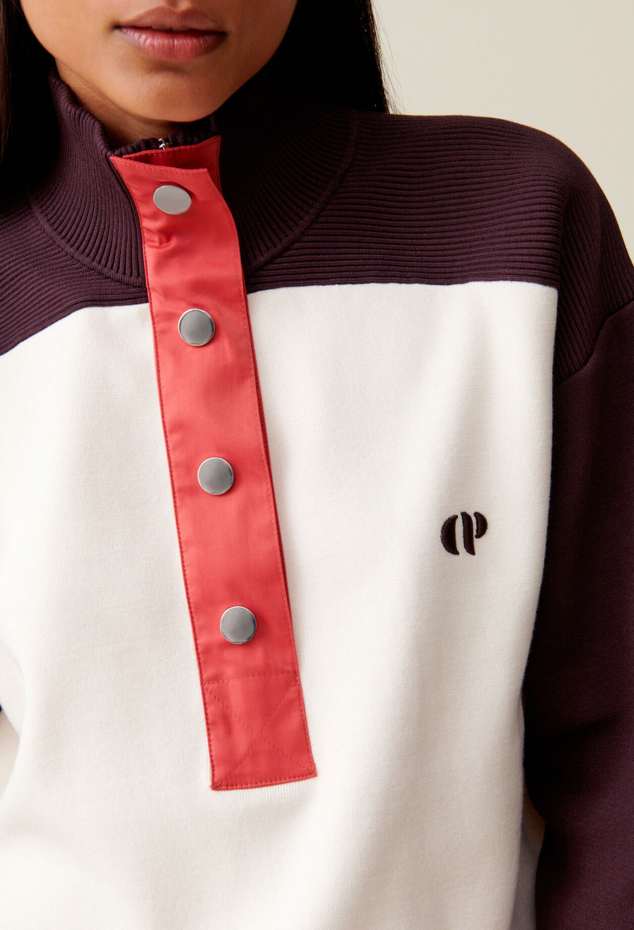 Sudadera Minimum con cuello alto