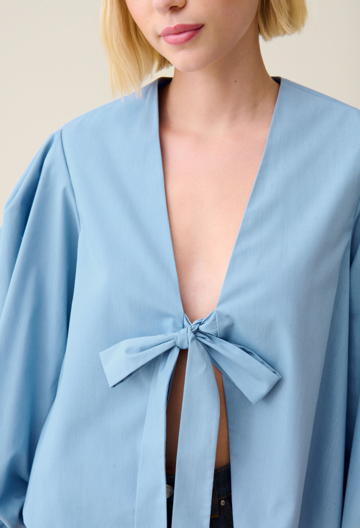 Blusa con cuello en V anudado