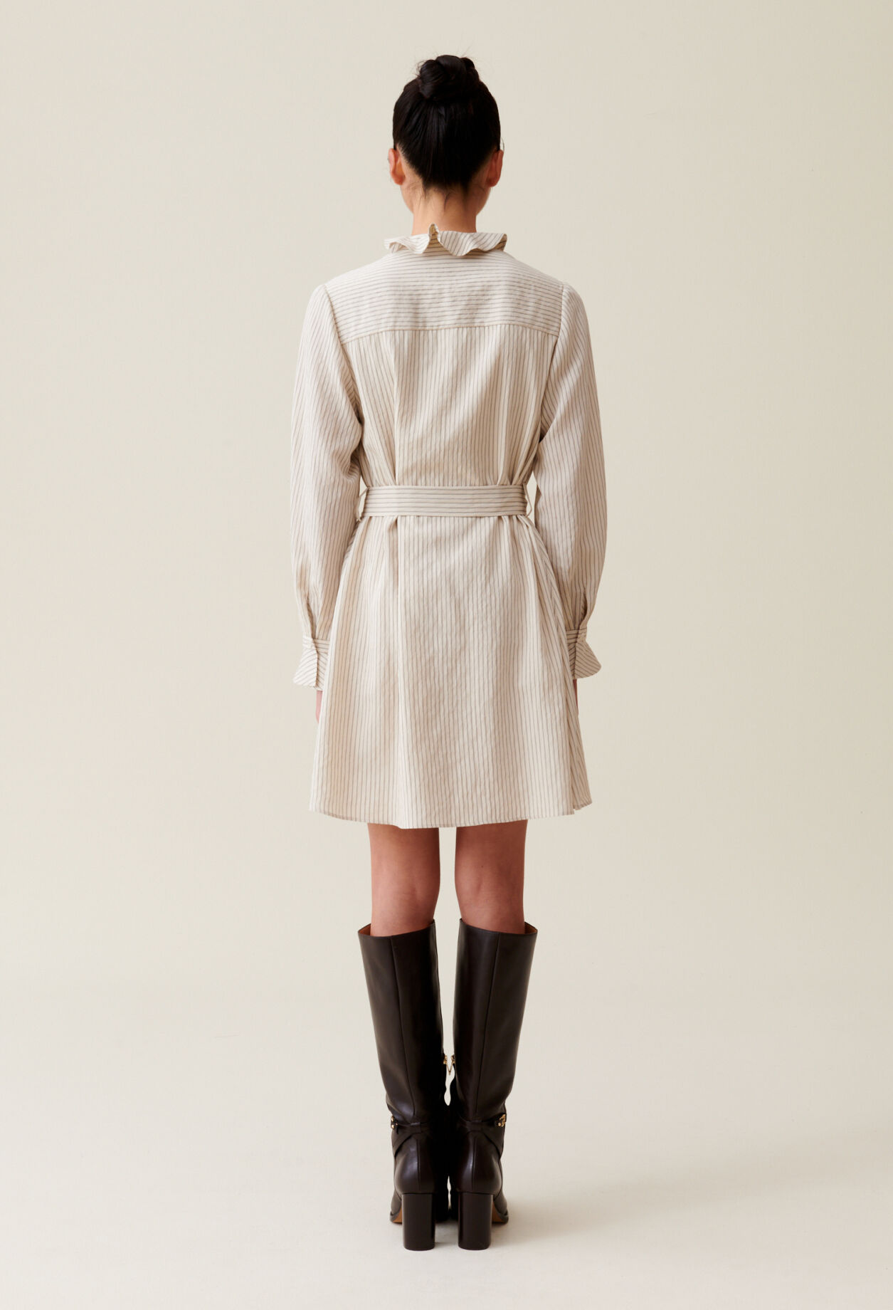 Vestido a rayas con cuello volante