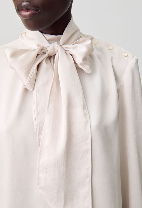 Blusa fluida con lazada al cuello
