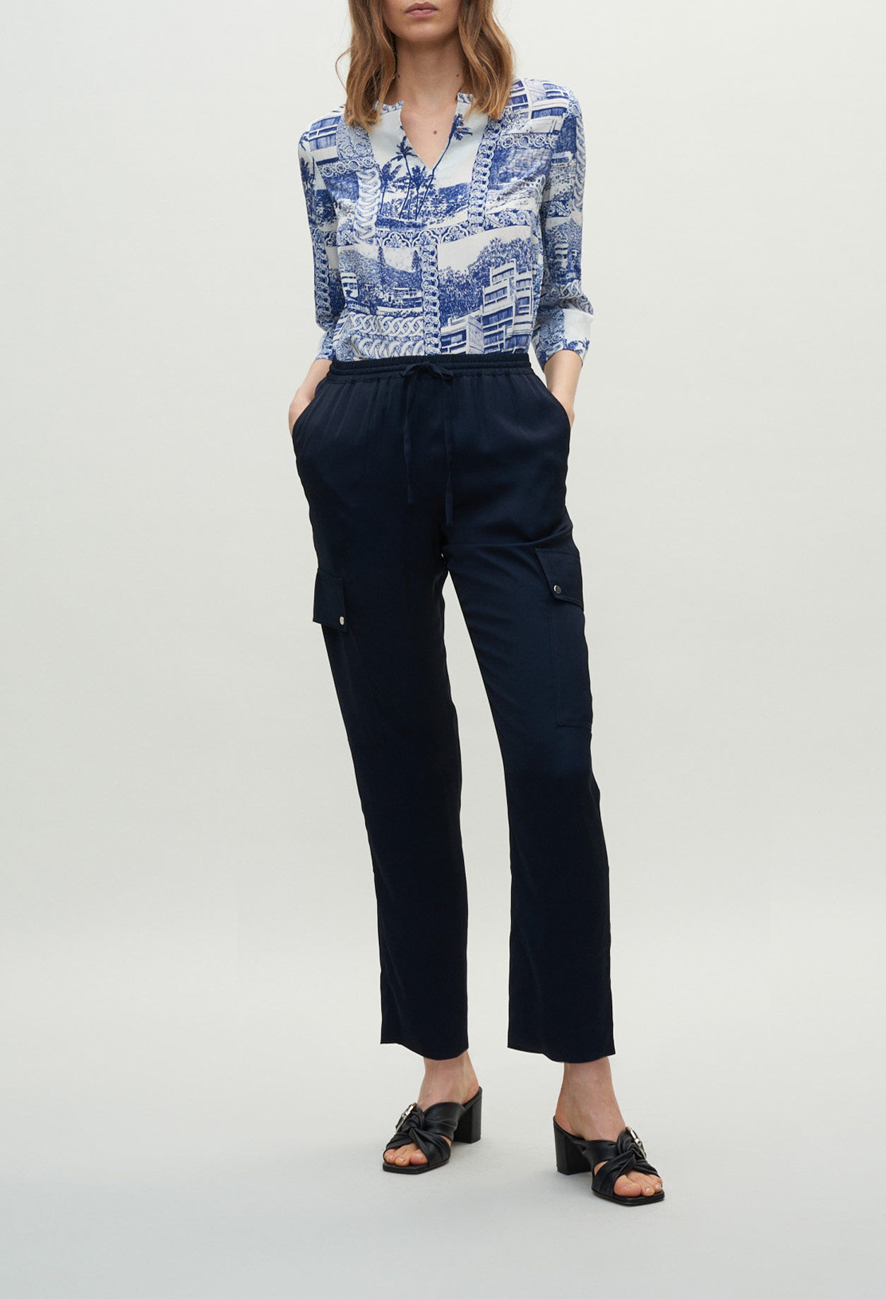 Pantalón fluido con bolsillos