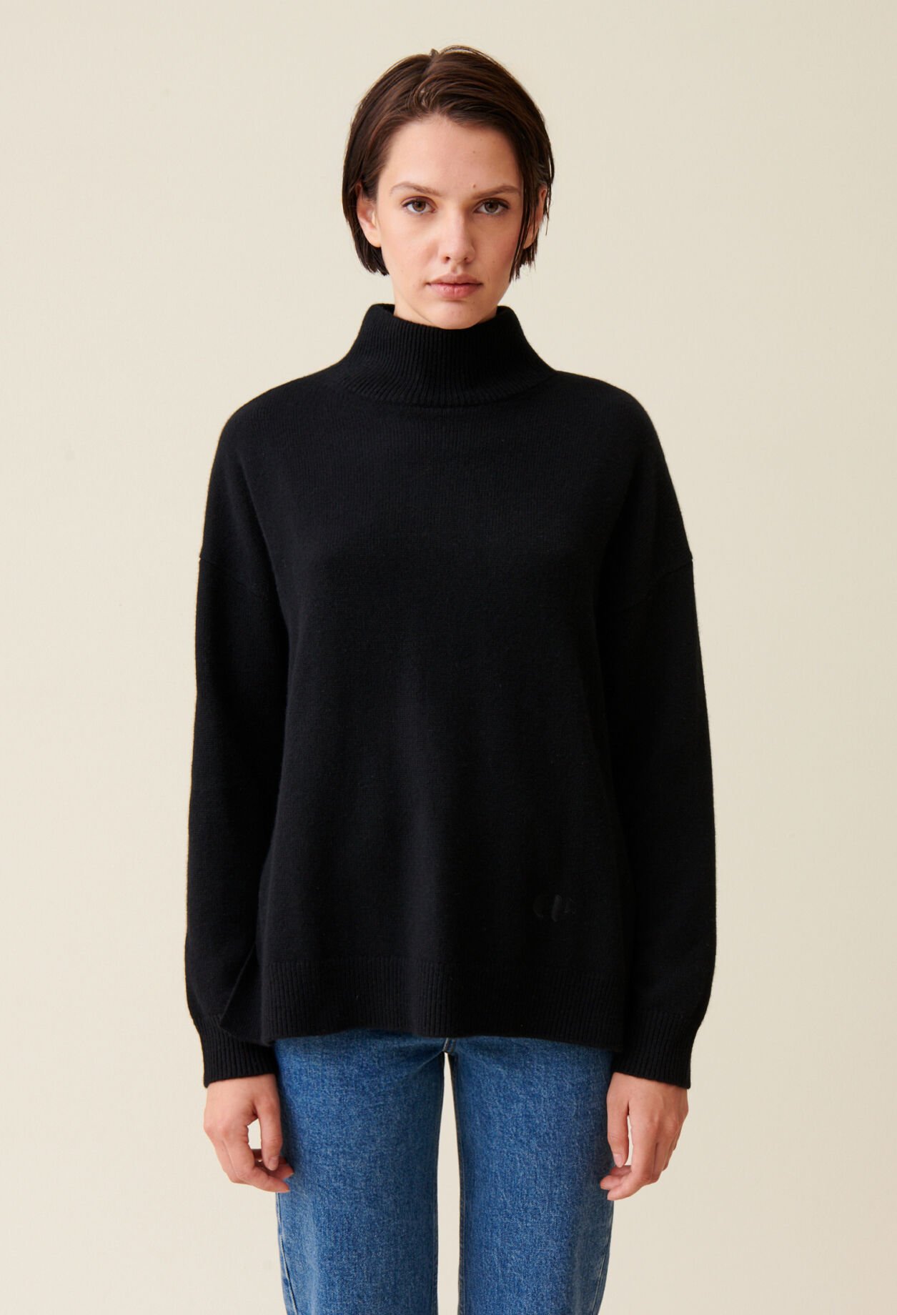 Jersey de cuello alto negro de cachemir