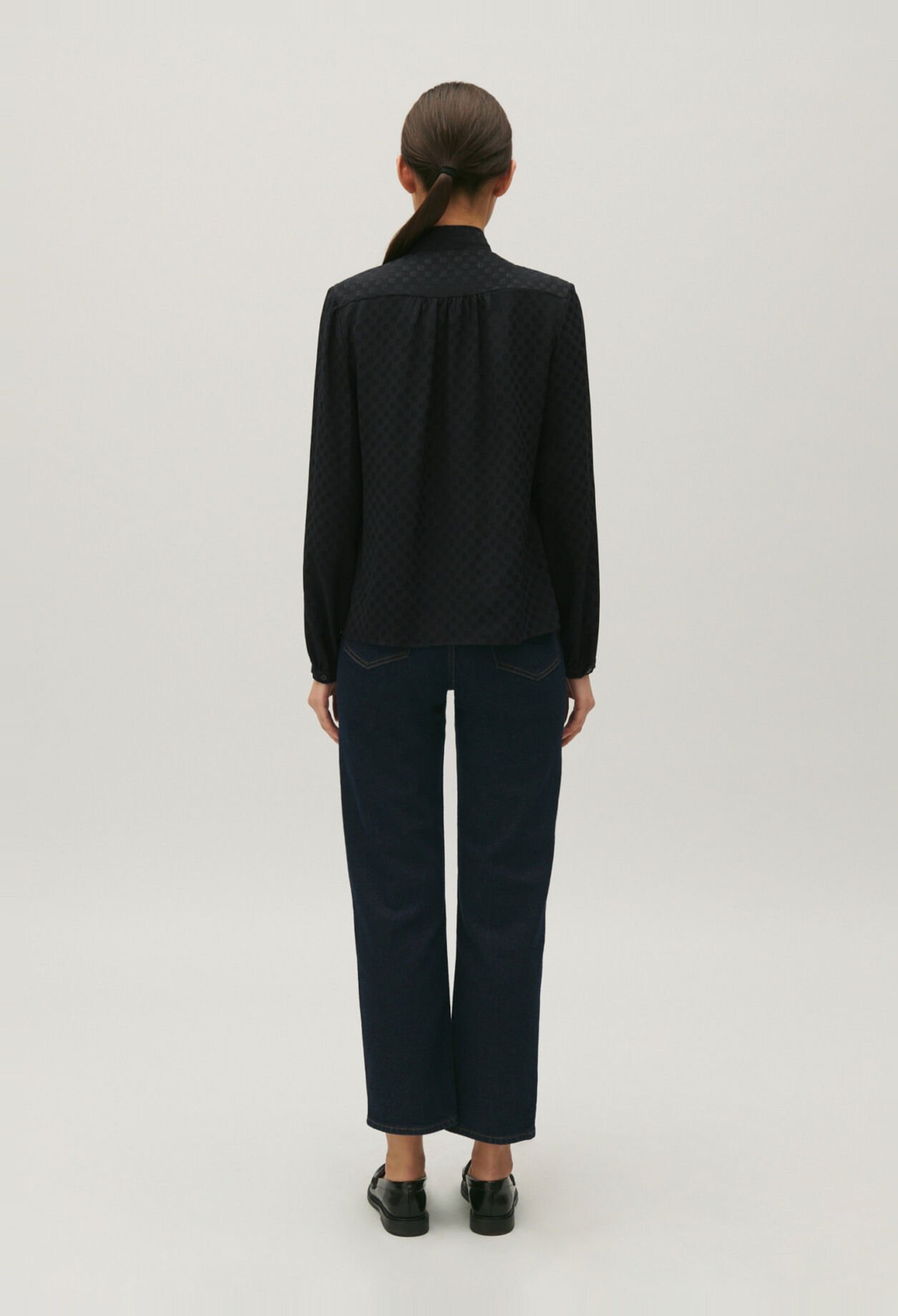 Camisa con cuello chalina