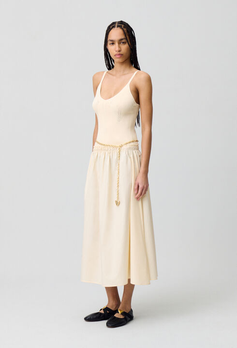 Vestido midi con cuerpo de croché.