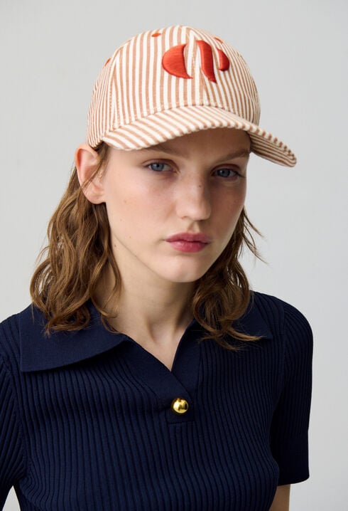 Gorra con monograma a rayas CP