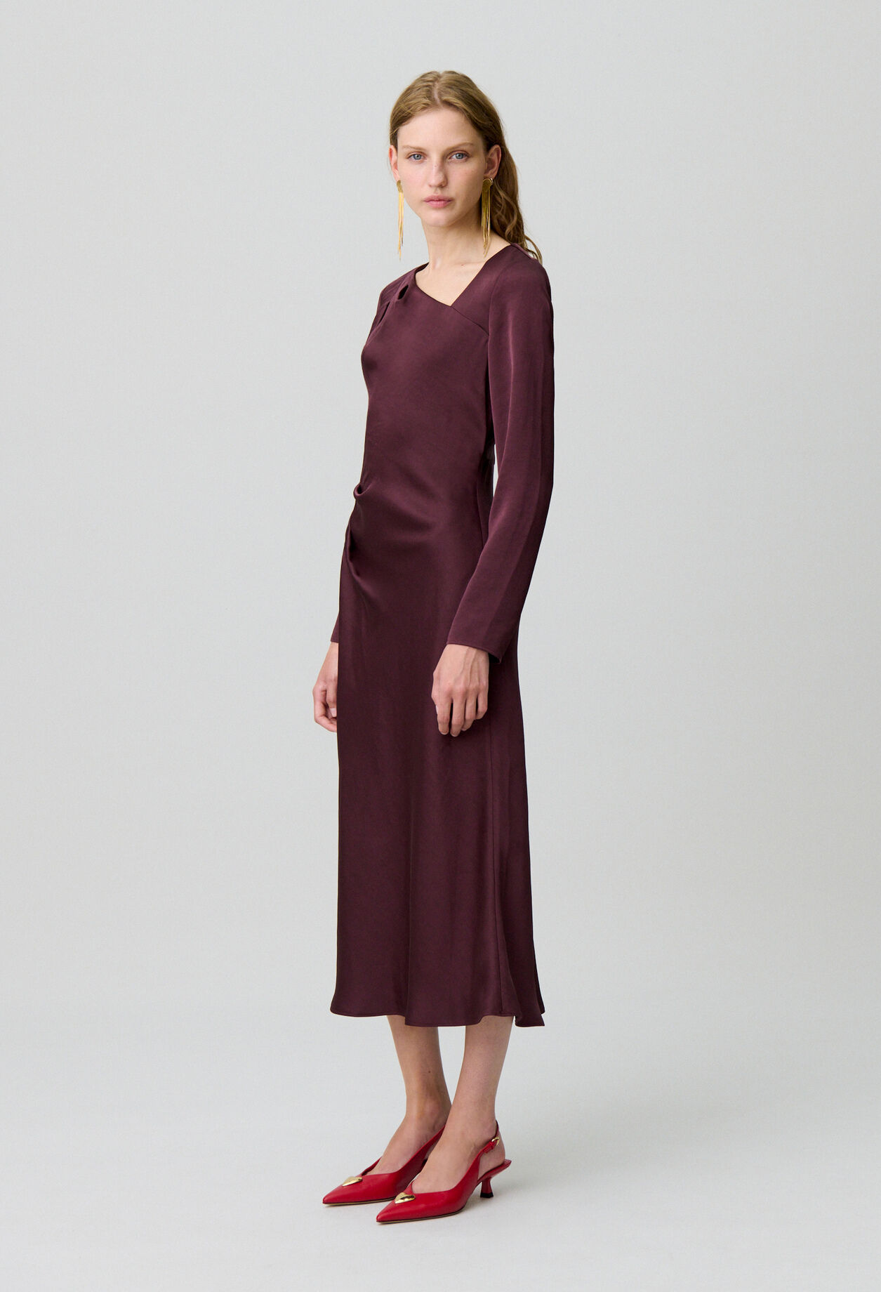 Vestido largo satinado asimétrico