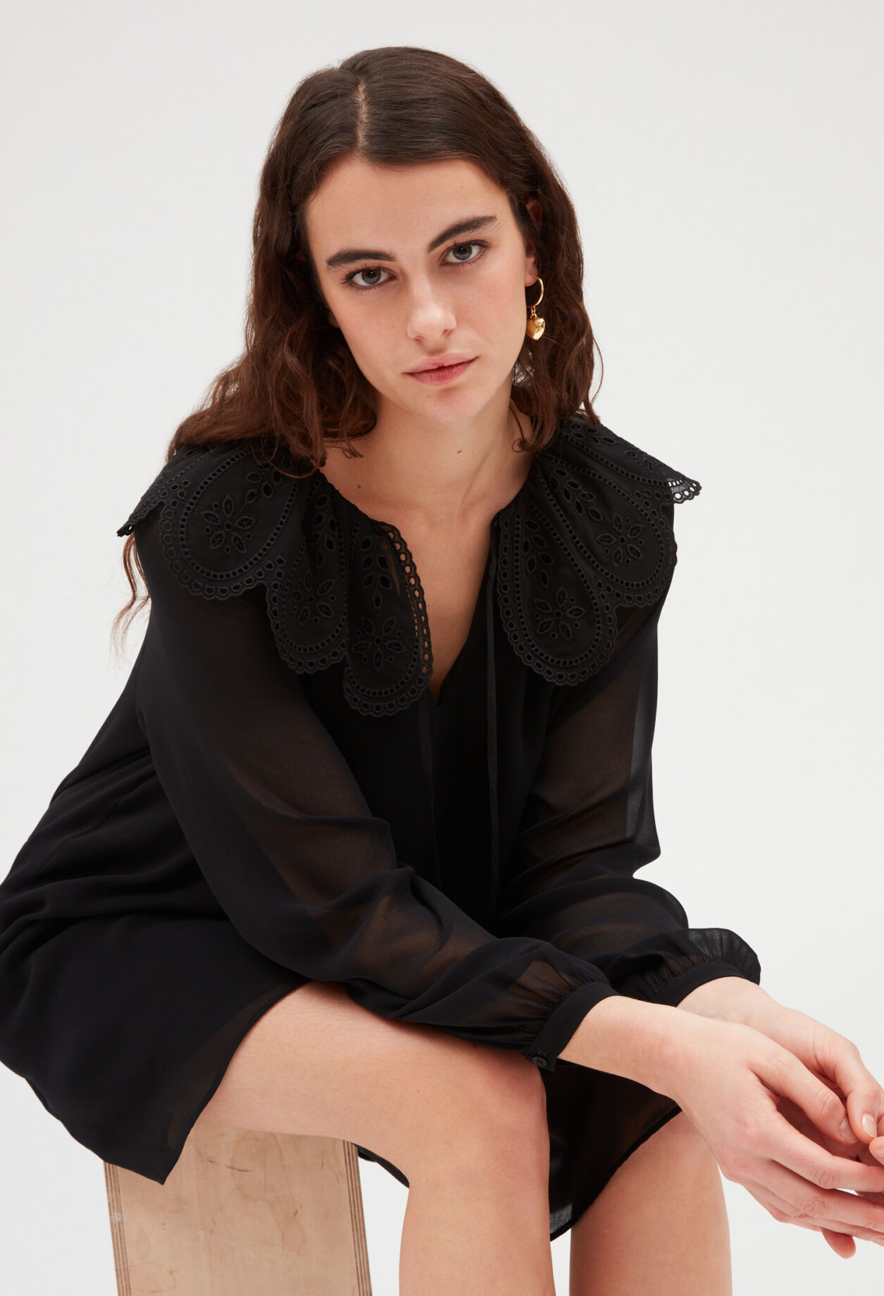 Vestido corto Rifi cuello ancho