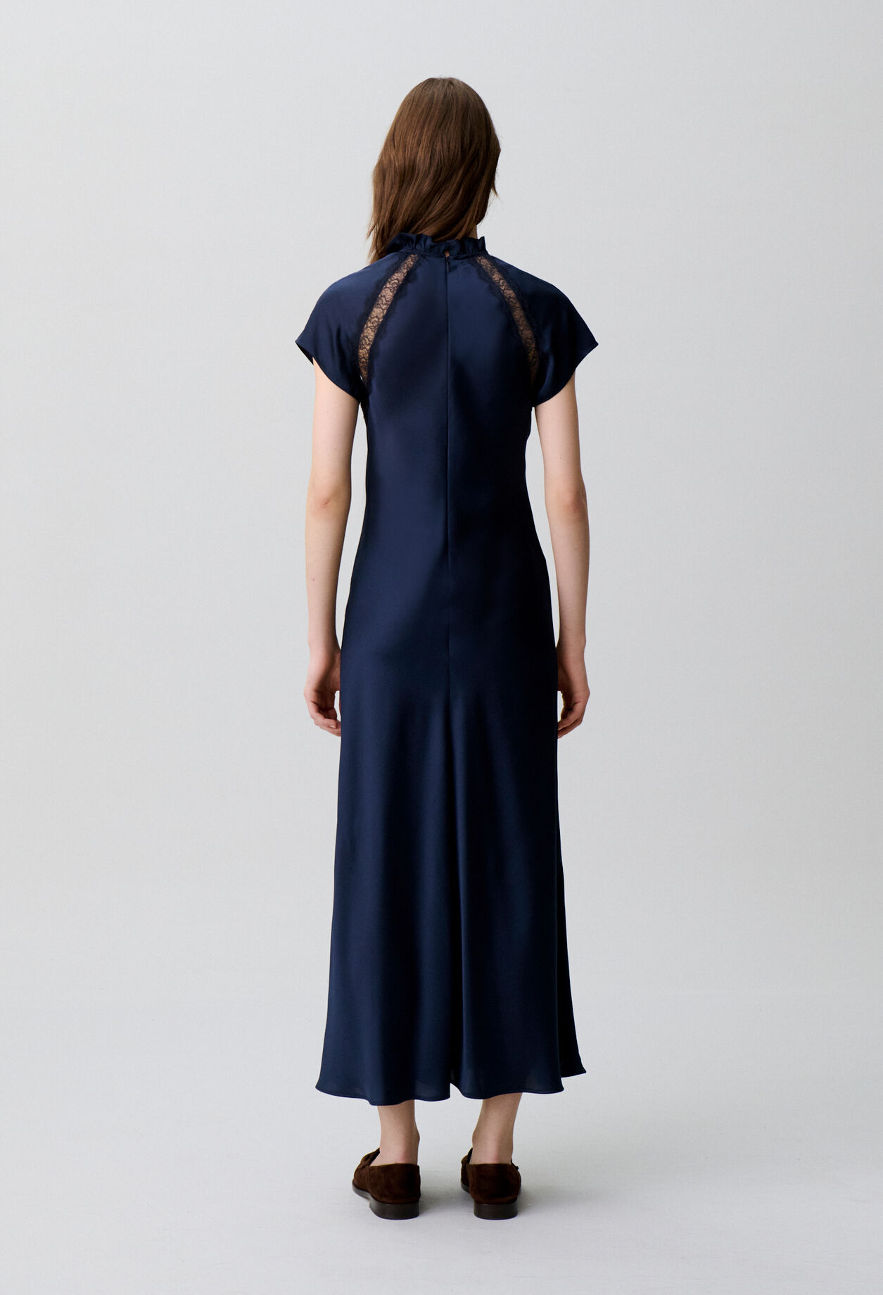 Vestido satinado cuello victoriano