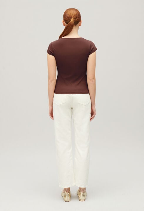 Top asimétrico abotonado en negro