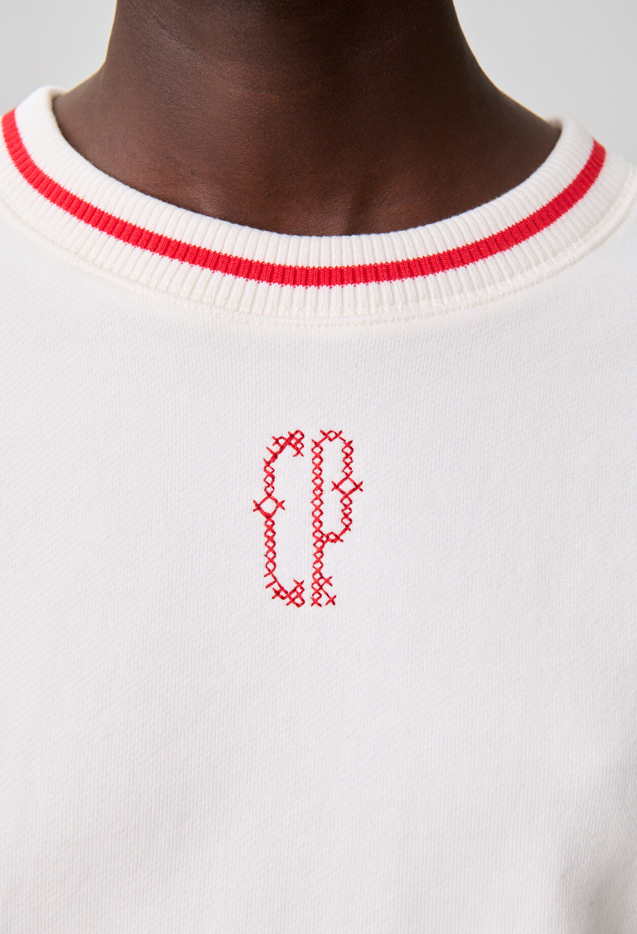 Sudadera cuello redondo bordado CP