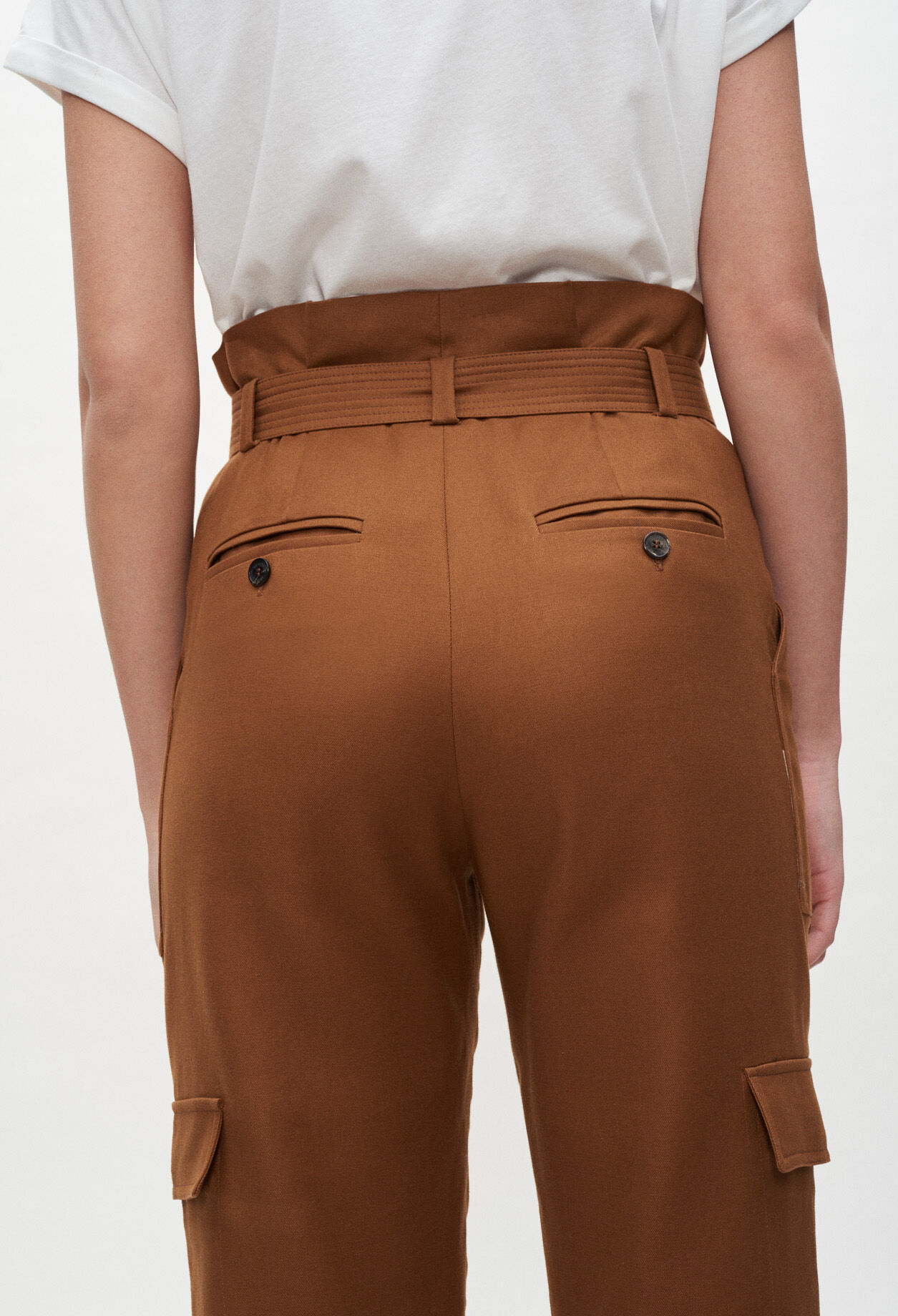Pantalón recto con bolsillos