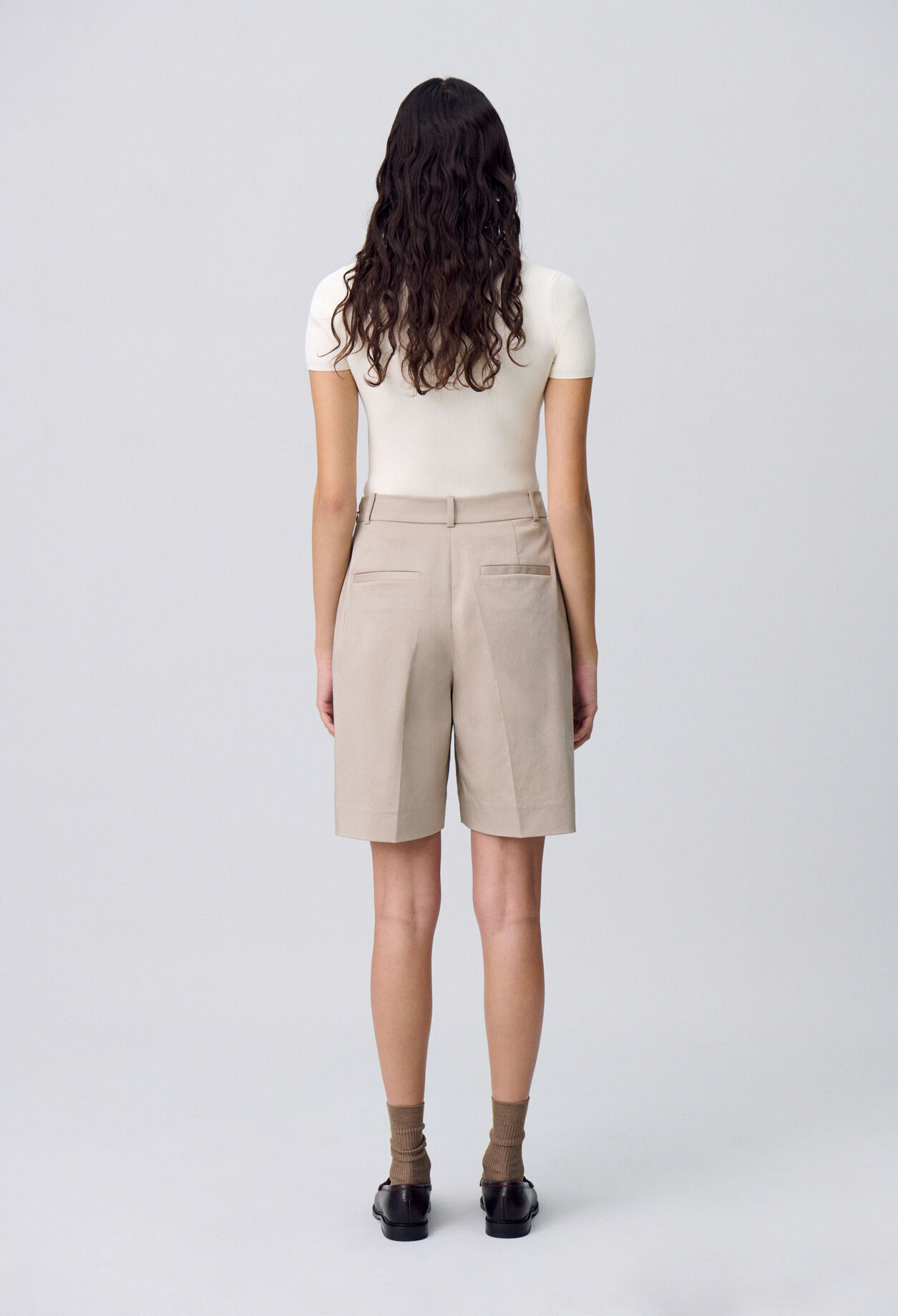 Bermudas cortos con pliegues