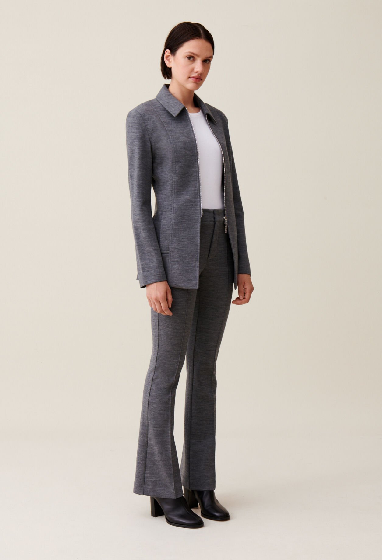 Chaqueta entallada gris cremallera