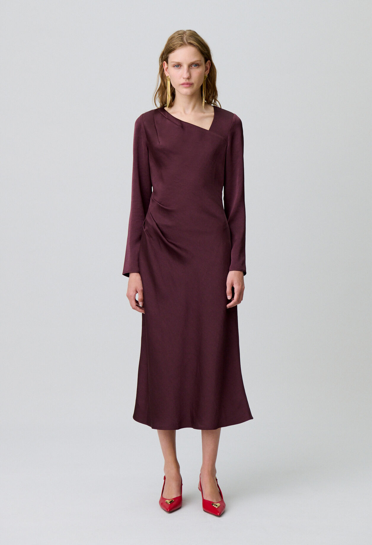 Vestido largo satinado asimétrico