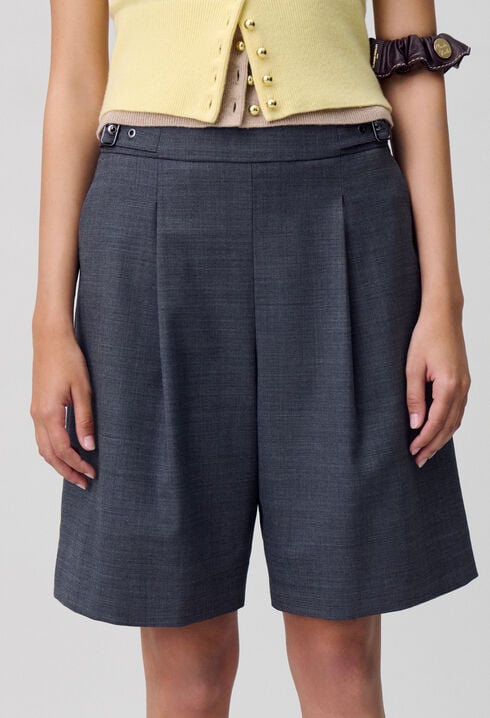 Bermudas cortos con pliegues