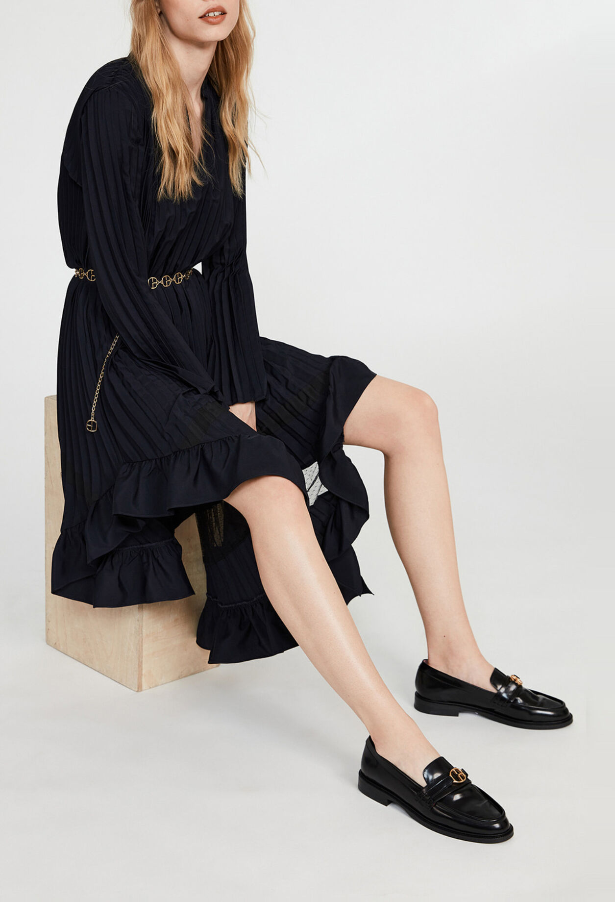 Vestido plisado con volantes