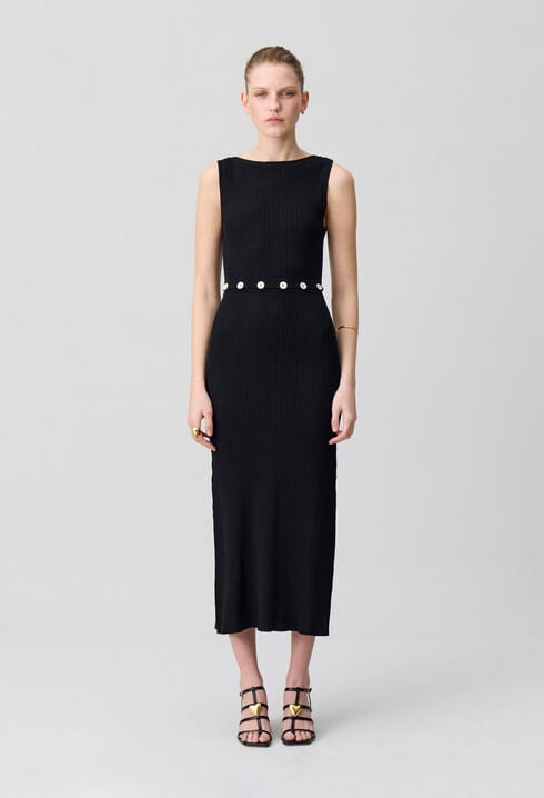 Vestido de punto de longitud media.