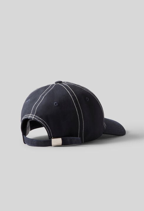 Gorra con monograma CP bordado