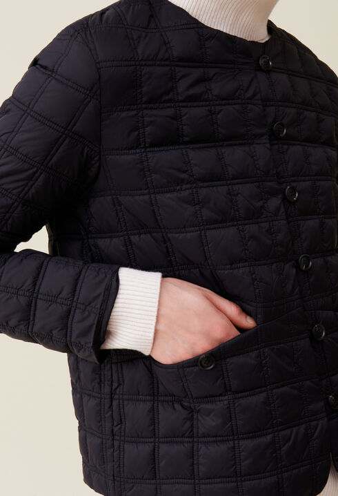 Chaqueta ligera corta abotonada