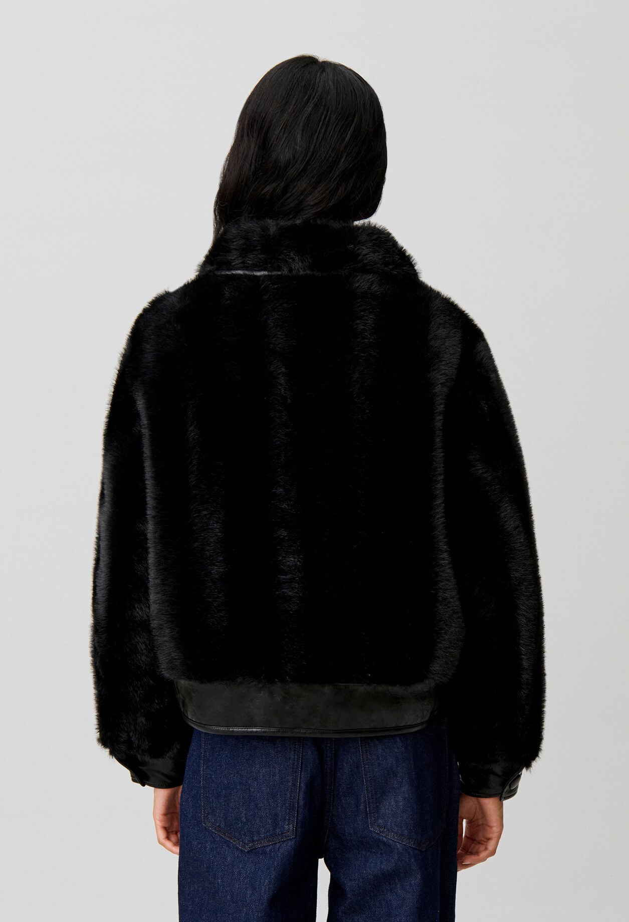 Chaqueta corta de pelo sint&eacute;tico
