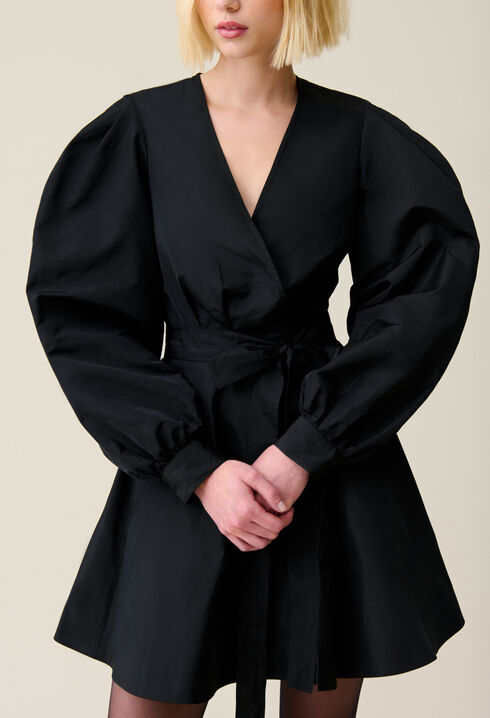 Vestido corto negro manga globo