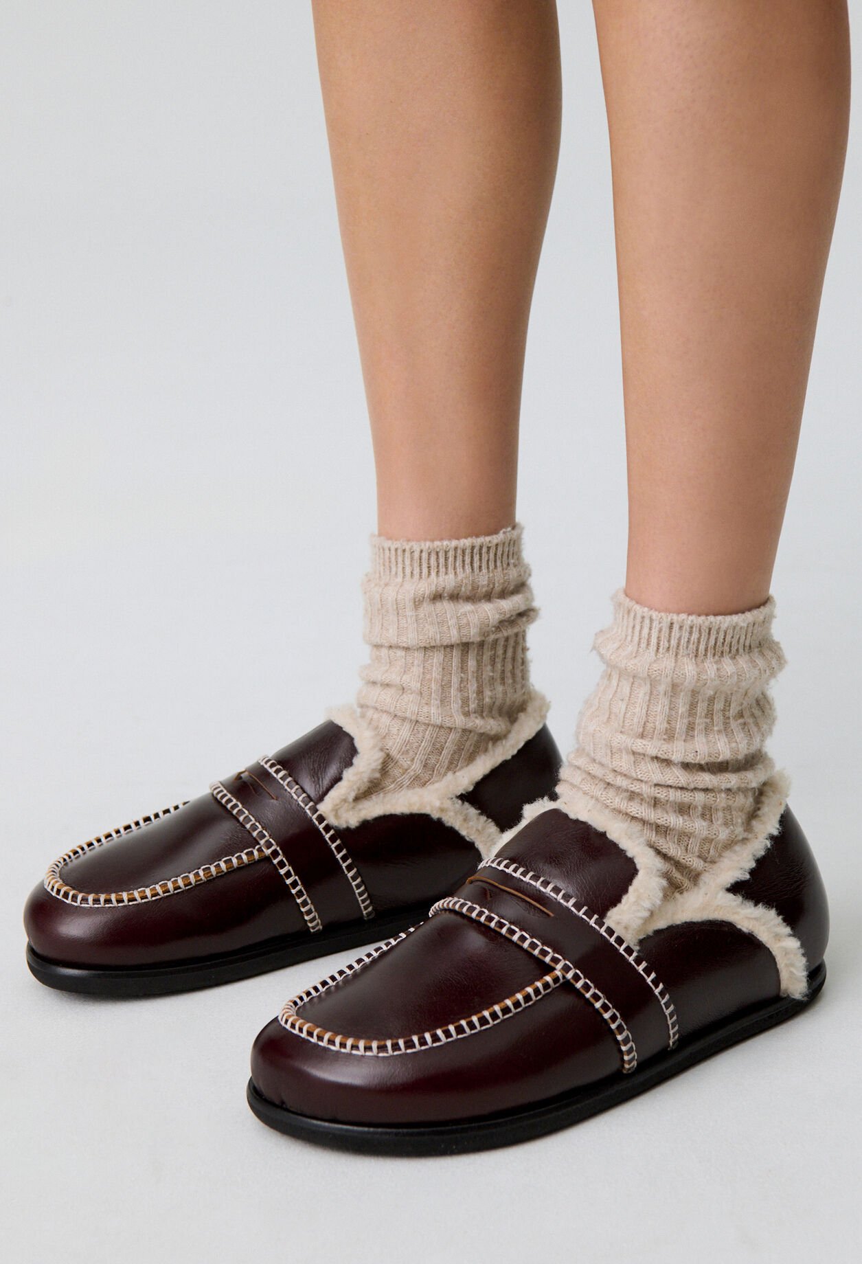 Mules de cuero con forro cálido.