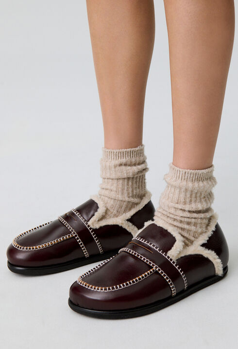 Mules de cuero con forro cálido.