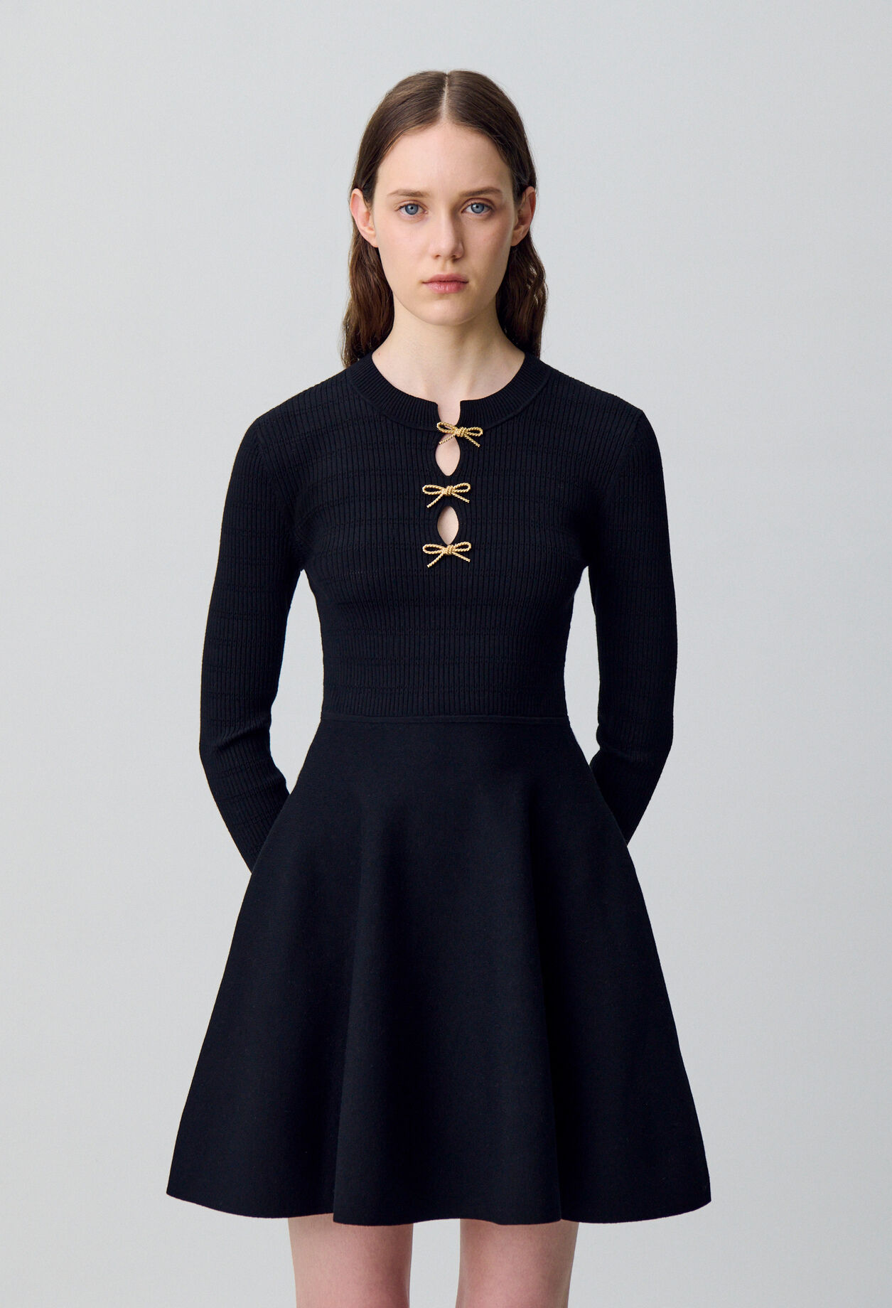 Vestido corto de punto con nudos