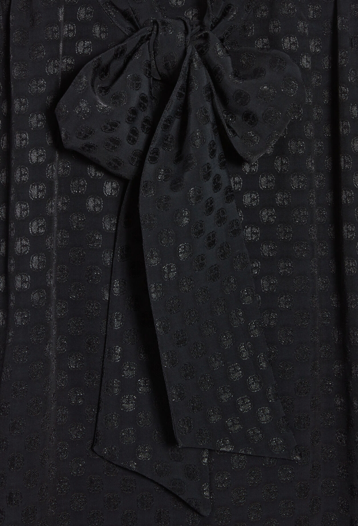 Camisa con cuello chalina