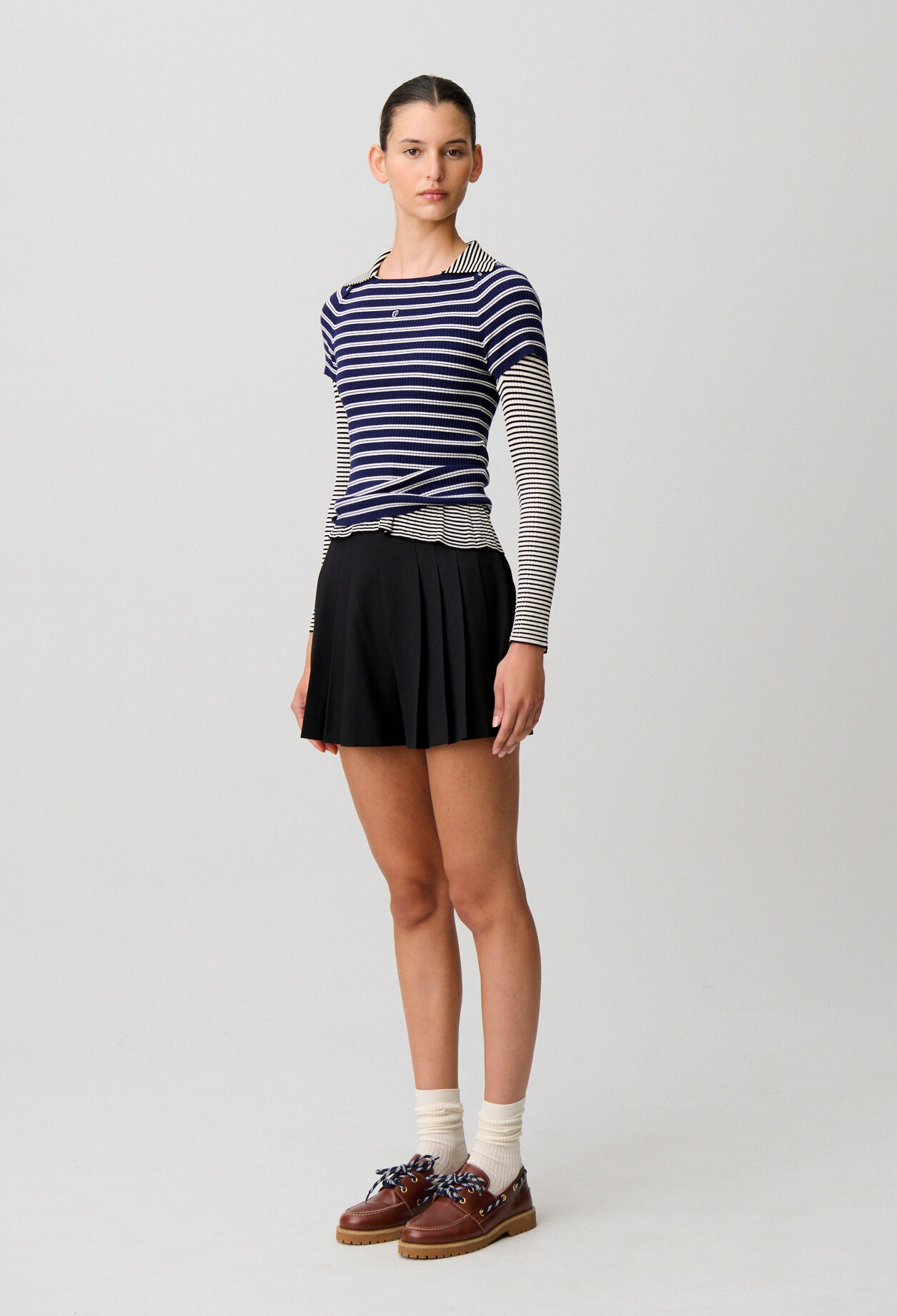 Short evas&eacute; plisado negro