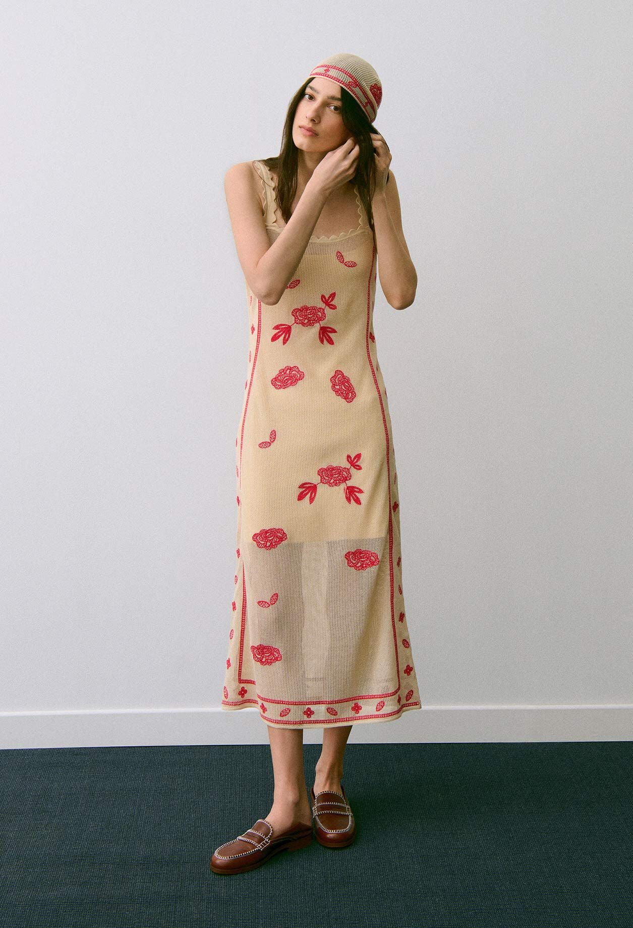 Vestido midi con bordados florales