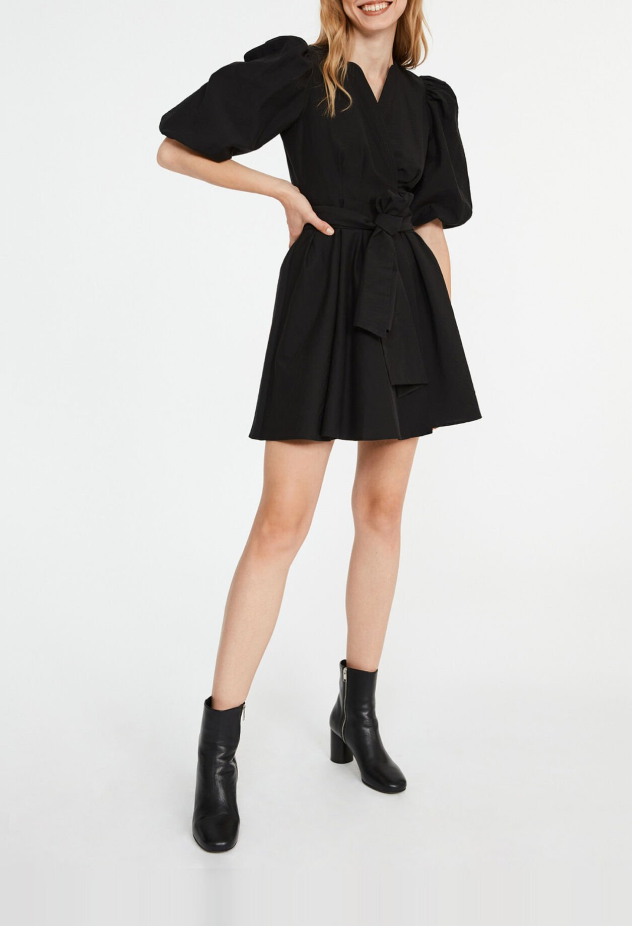 Vestido corto acampanado