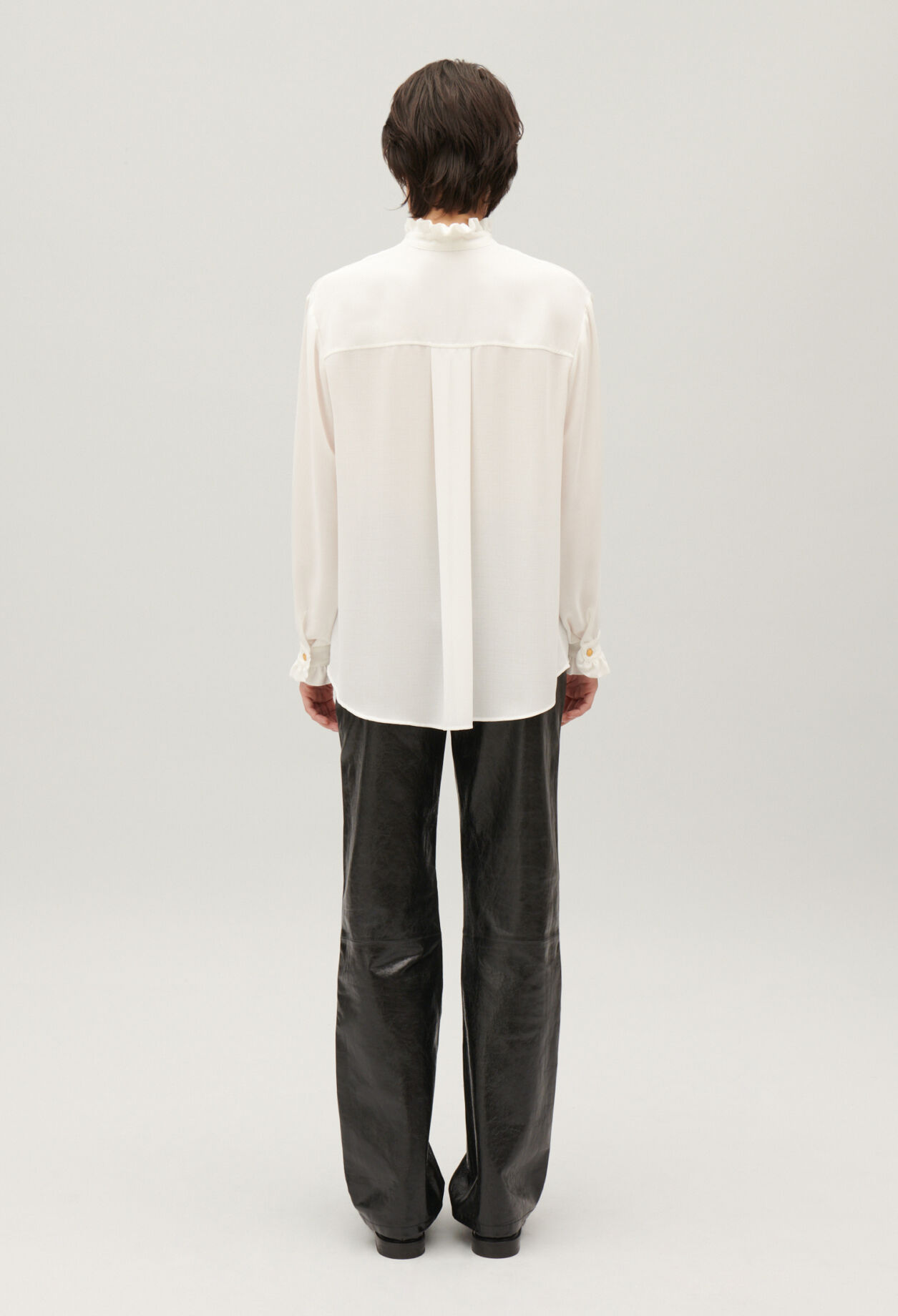 Blanco camisa de cuello ondulado