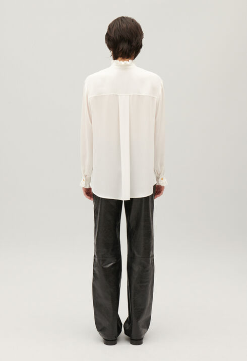 Blanco camisa de cuello ondulado