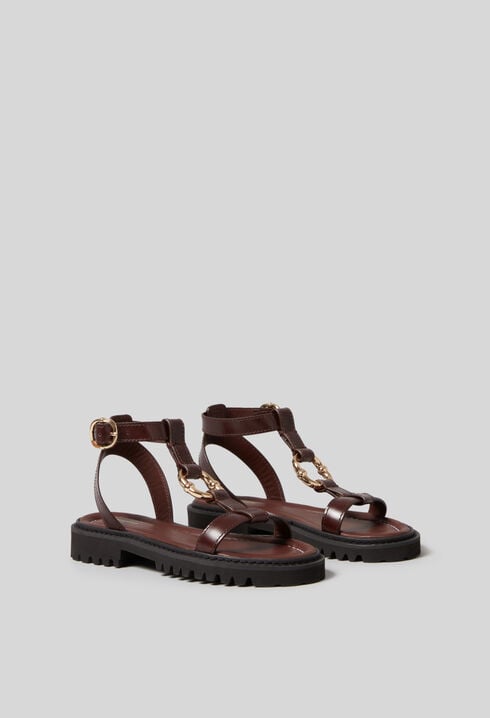 Sandalias de cuero con aro dorado.